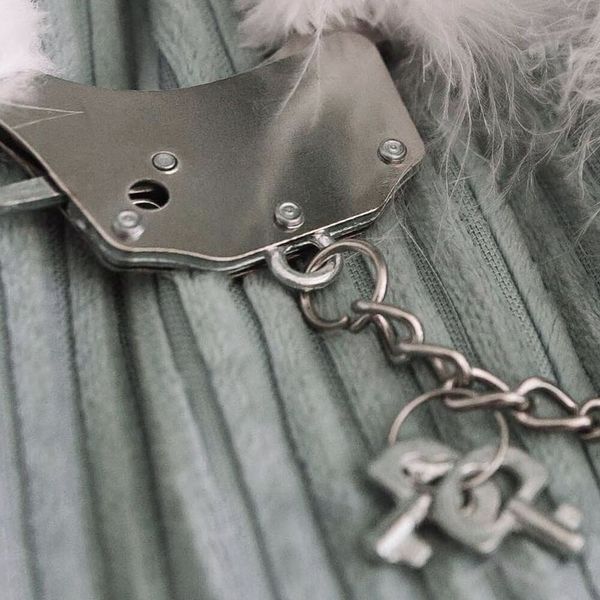 Наручники металлические Adrien Lastic Handcuffs Black с черной пушистой отделкой AD30329