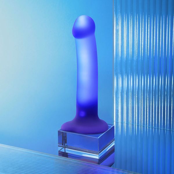 Дилдо, що світиться Strap-On-Me Glow-LED Dildo Purple - M SX2851